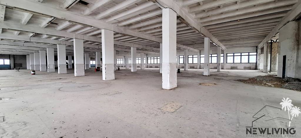 PREDAJ: Výrobná poschodová hala na rozľahlom pozemku, Hlohov - 2