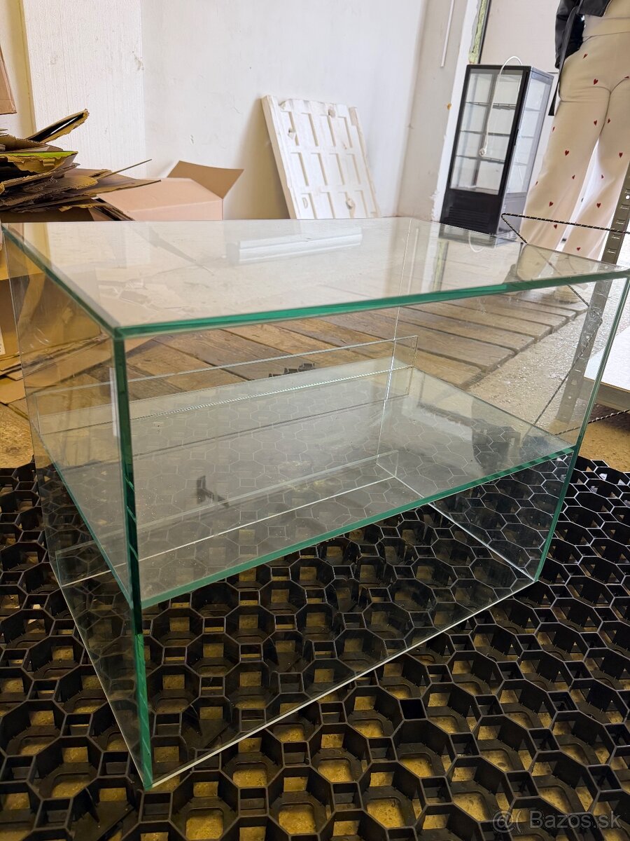 Predam sklenenú vitrínu - 2