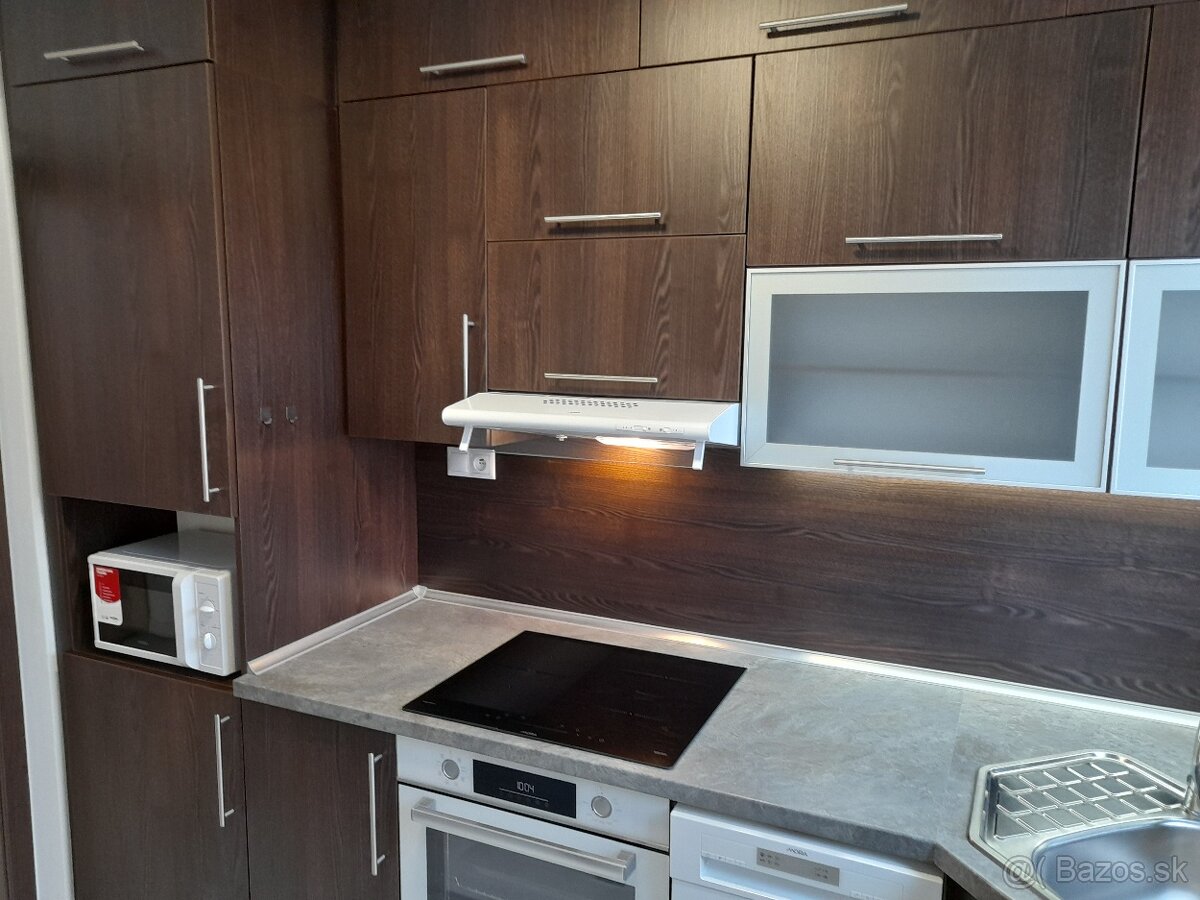 Rezervovaný kompletne zrekonštruovaný 4-izbový byt - 2