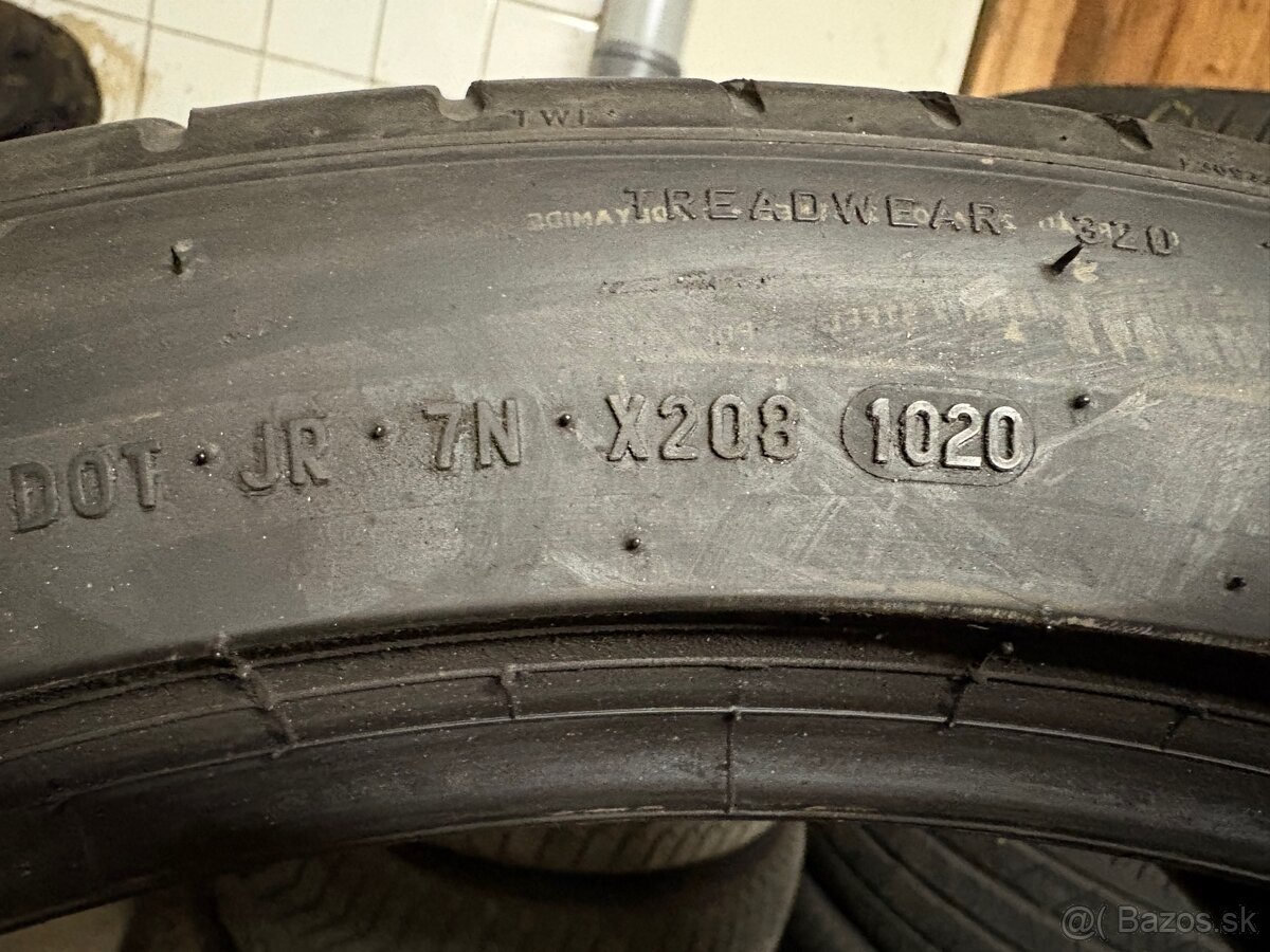 Pirelli 275/40 R22 - 2