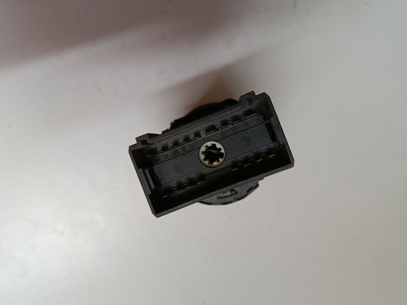 vypinac svetiel golf4 1c0941531 20€ - 2