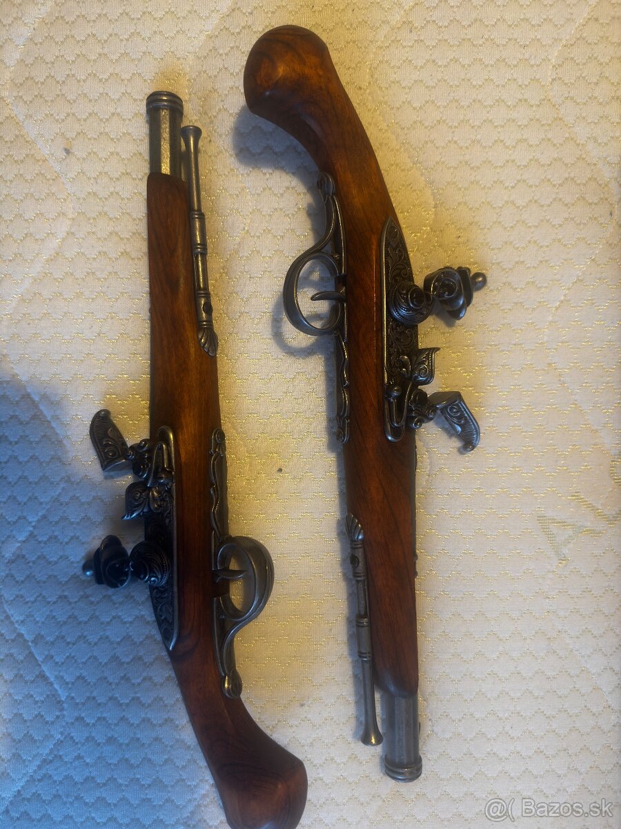 Dvojica ozdobných historických pištolí - 2