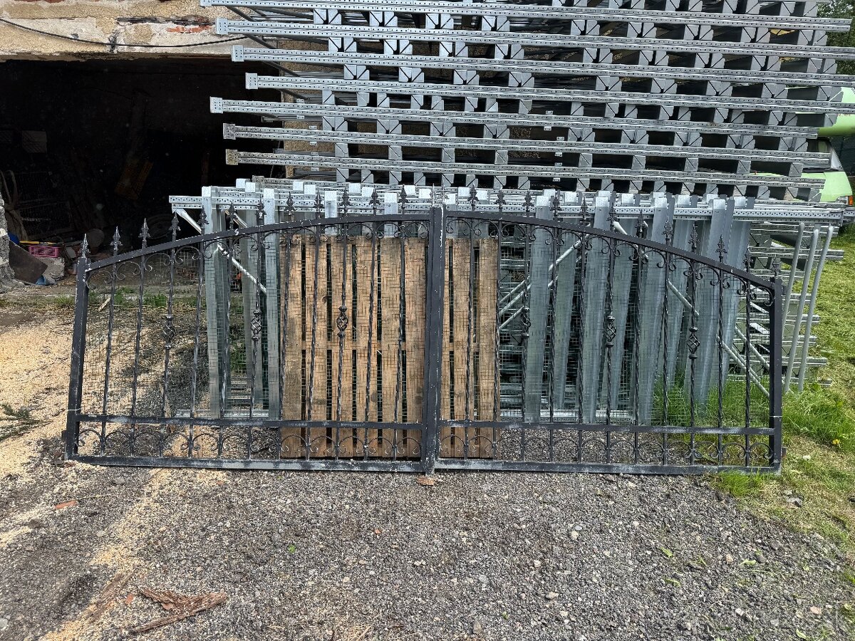 Masívna kovaná brána , plot, bránka - 2