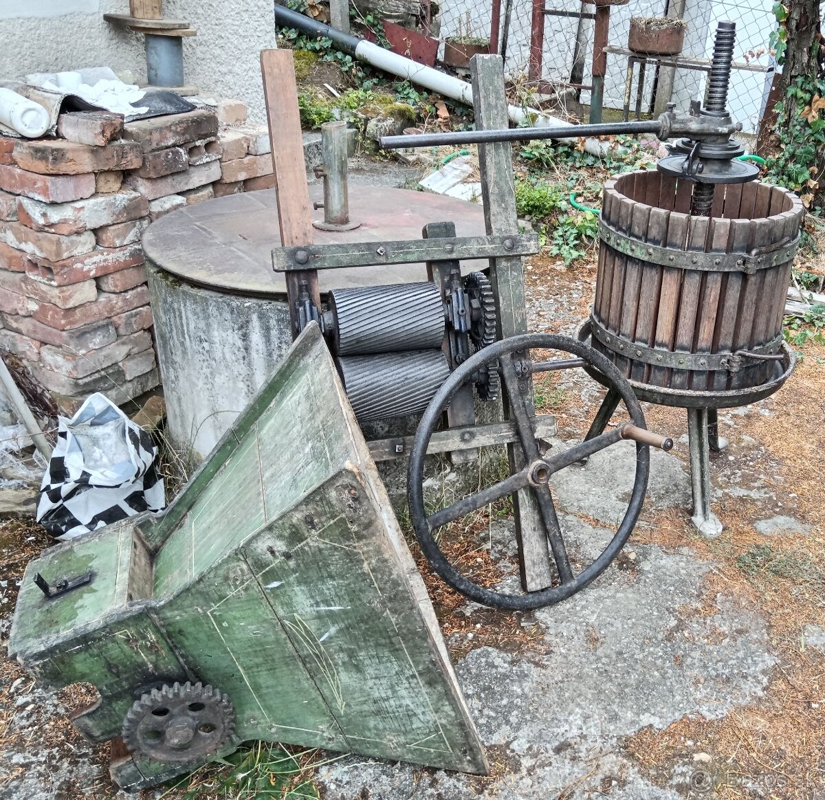 Mlynček a preš na hrozno - 2