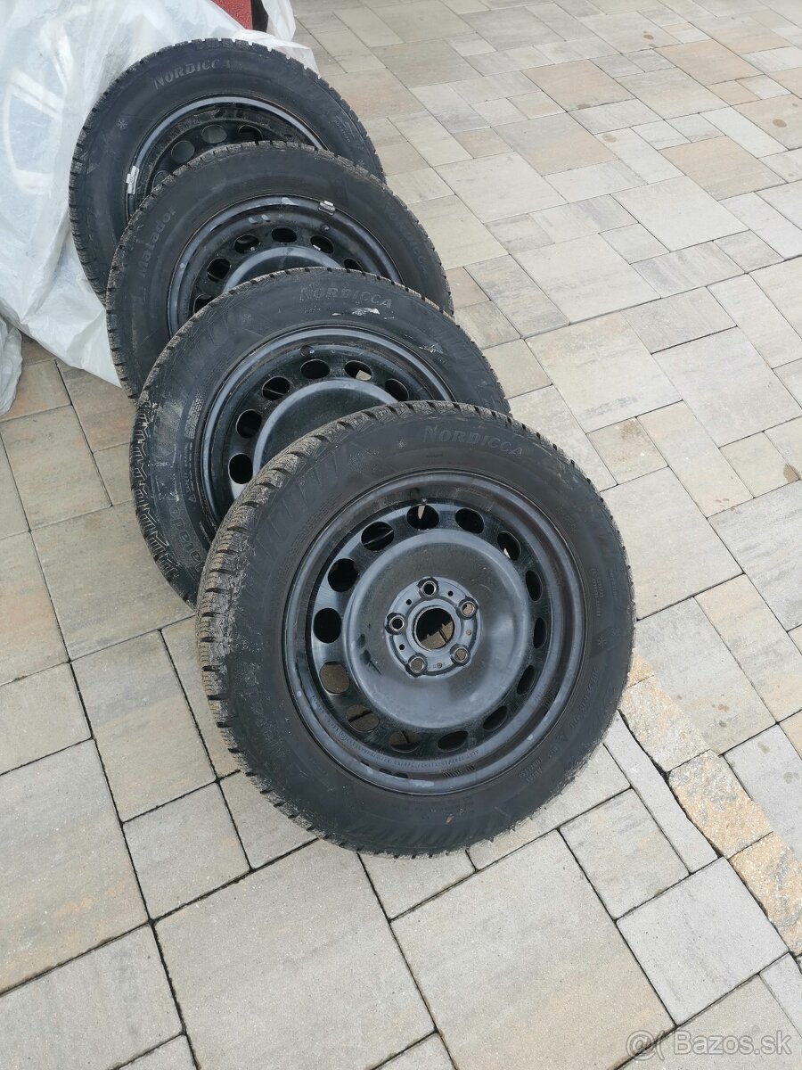 Plechové disky z VIII golfa + pneumatiky + puklice - 2