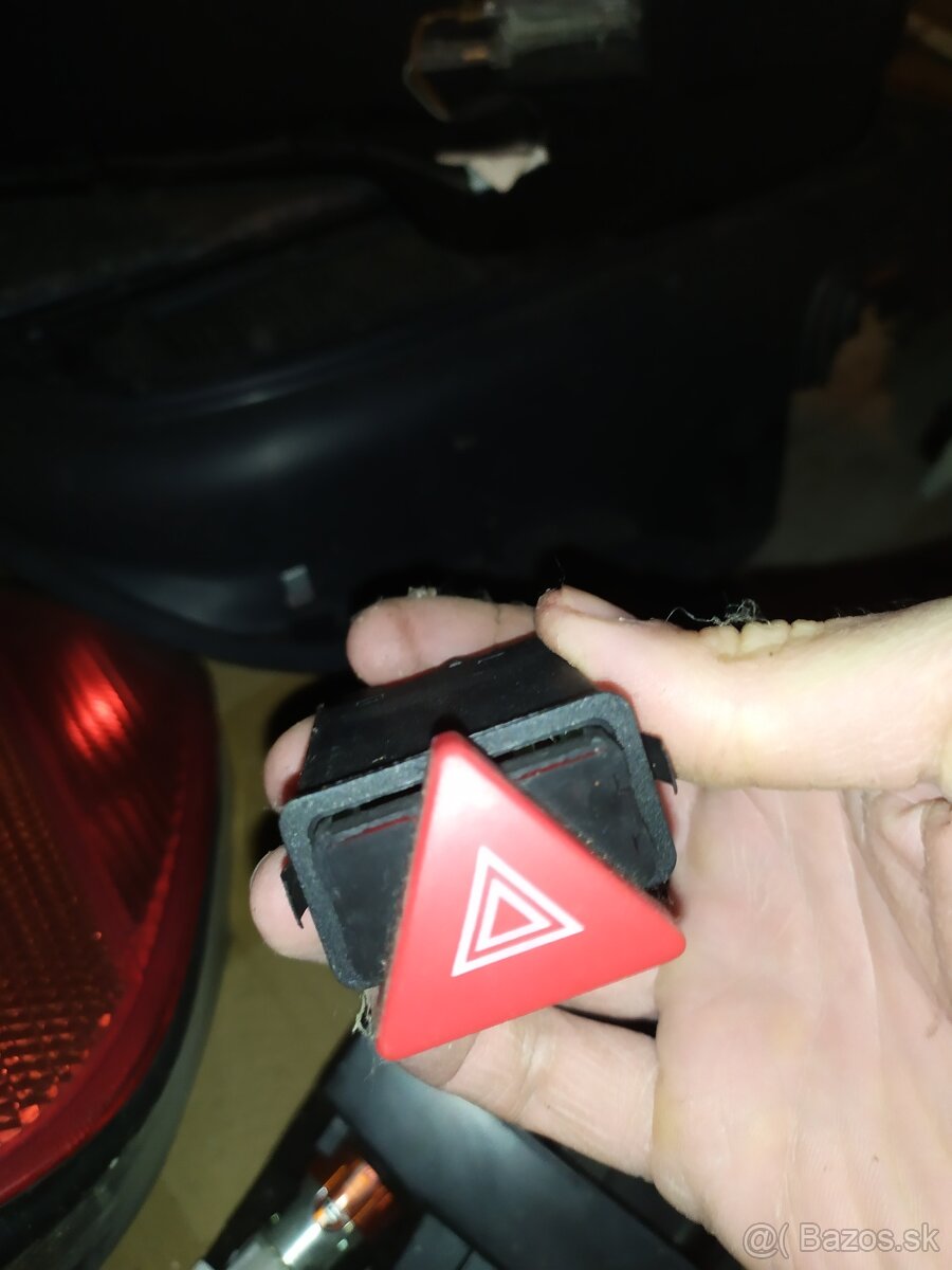 Plasty a diely interiéru, vypínače prepínače A3 8L 3. dverak - 2