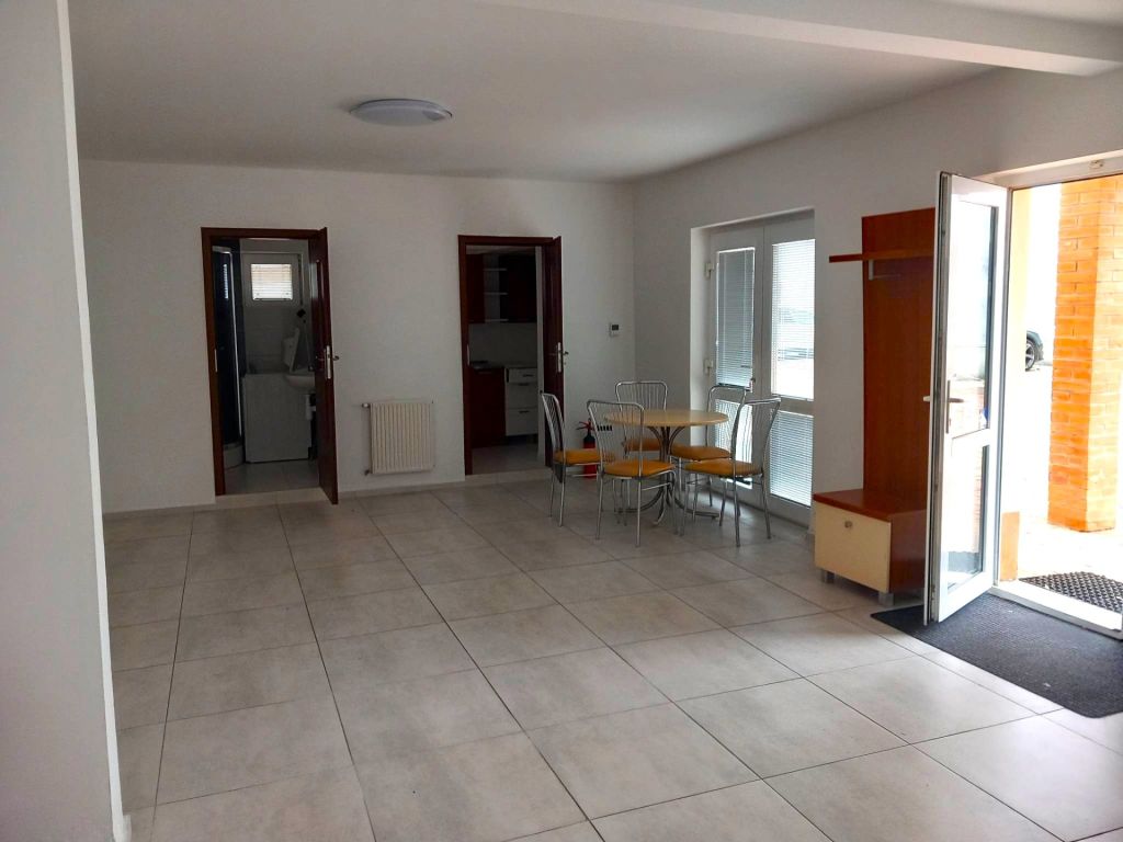 Nájomné priestory v centre Šale - 2