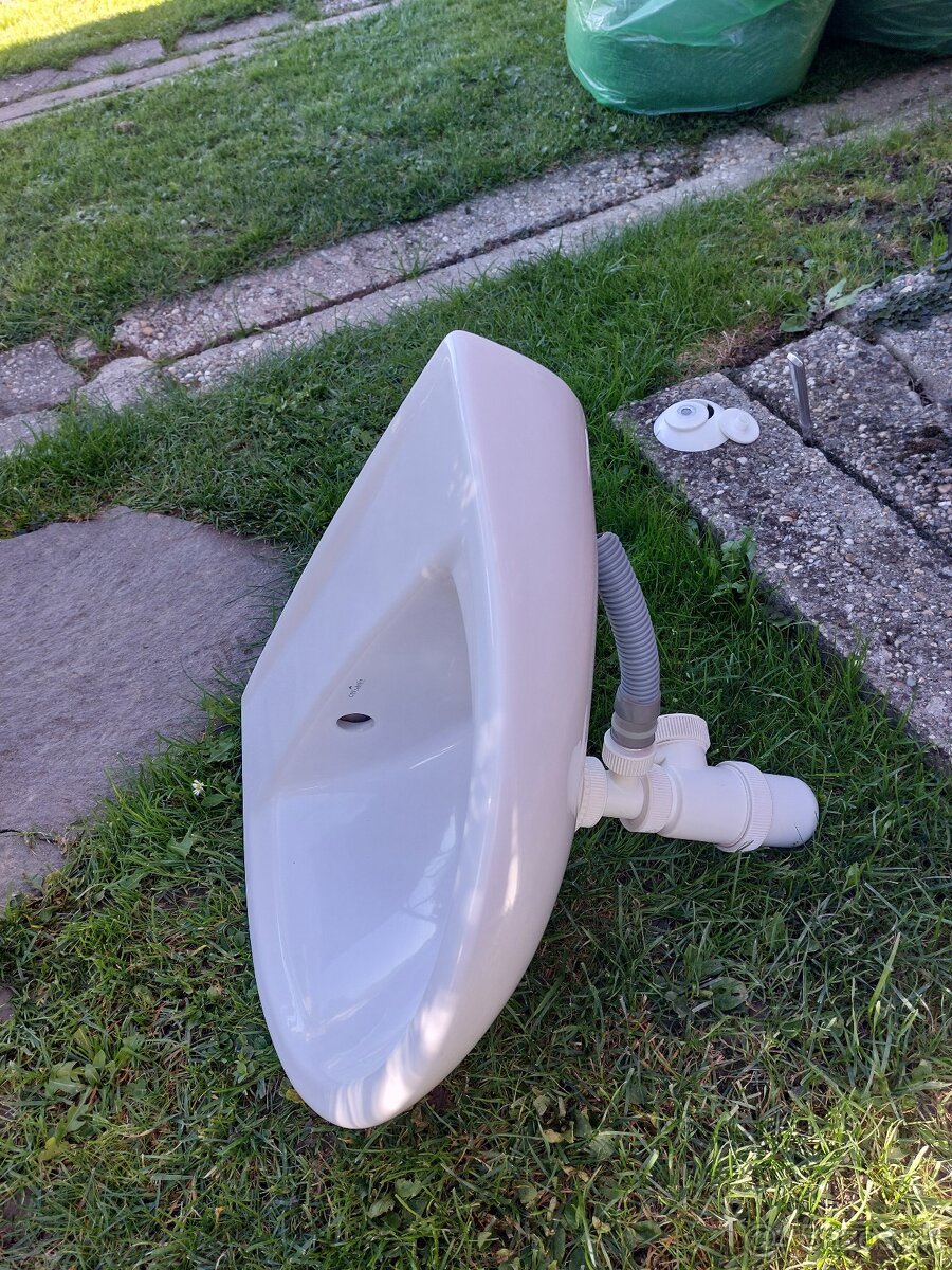 Umývadlo, radiátor, dvere do sprchového kúta - 2