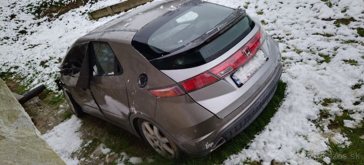 Predám búranú Hondu Civic 8g 1.8 VTEC 103kw len v celku - 2