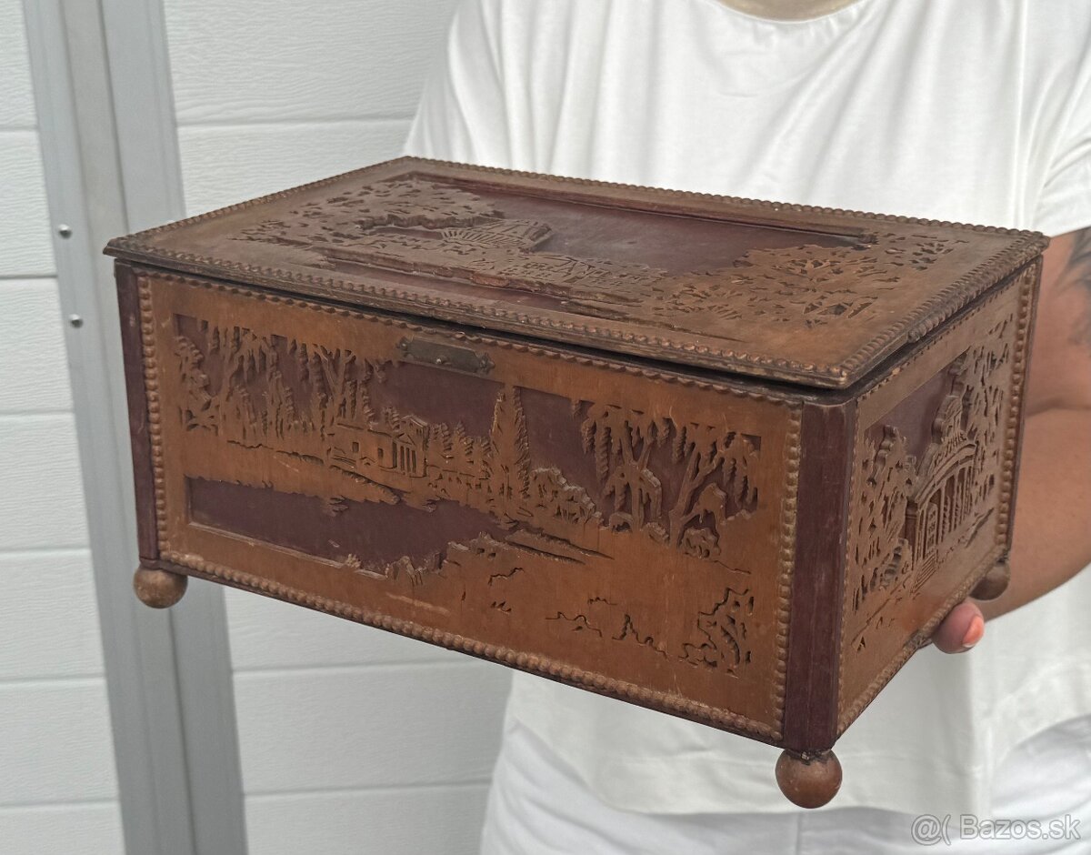 Starožitná velká dřevěná truhla na šití - 2