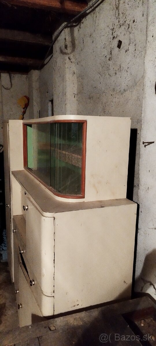 Starodávny kredenc - 2