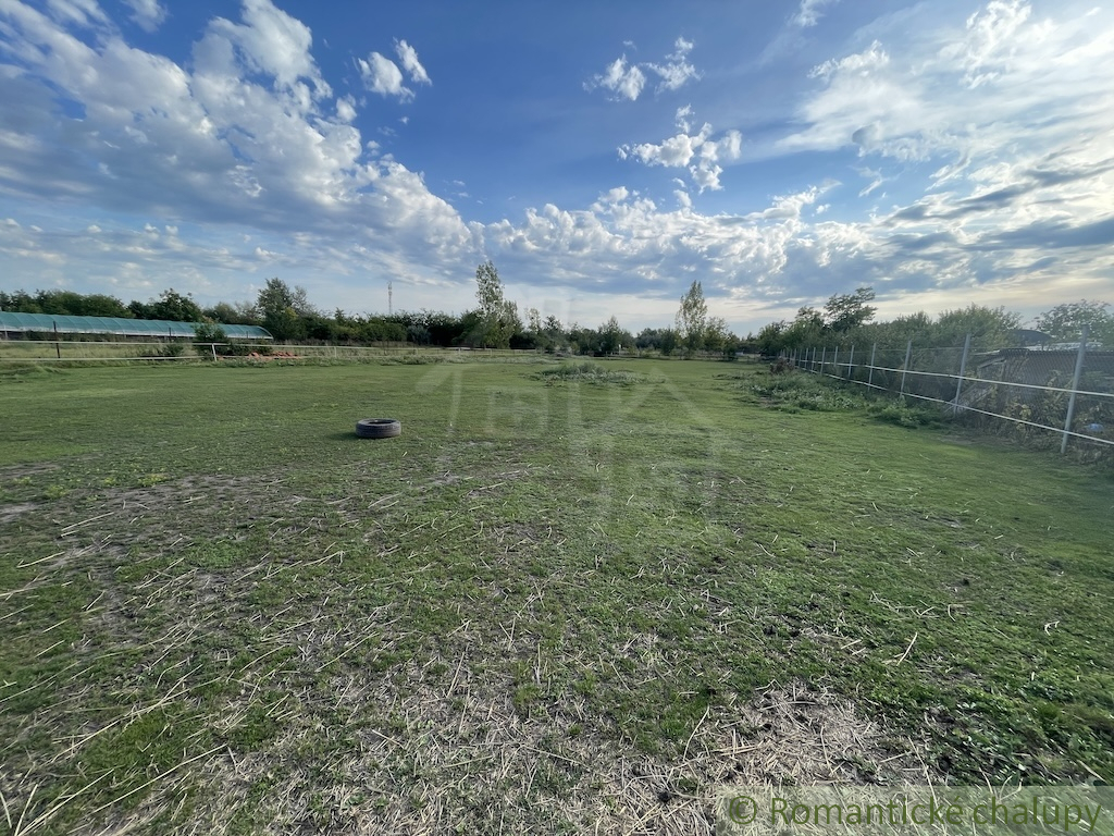 Priestranný stavebný pozemok s malým domčekom v kľudnej ča - 2