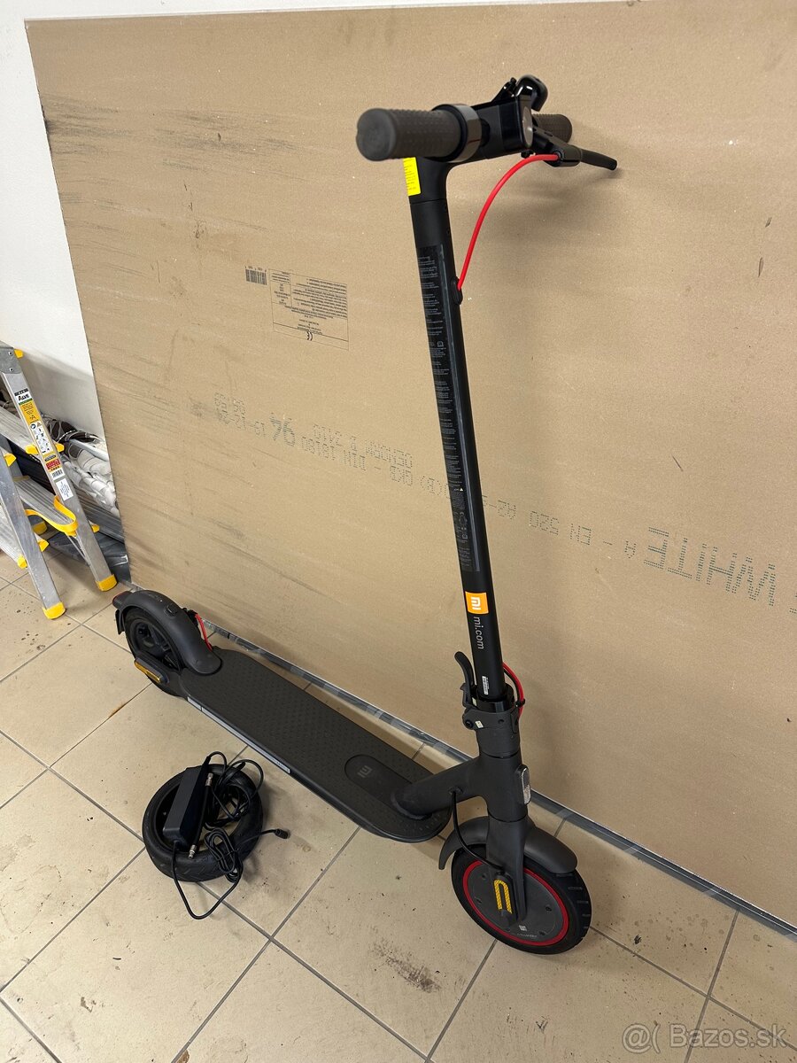 Predám zánovná kolobežka XIAOMI pro 2, nájazd 125km - 2