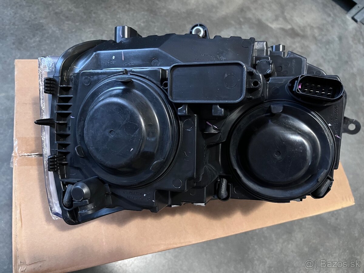 Pravé svetlo VW Transporter T5 Facelift 2010- - 2