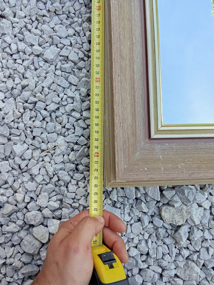 Zrkadlo v drevenom ráme. - 2