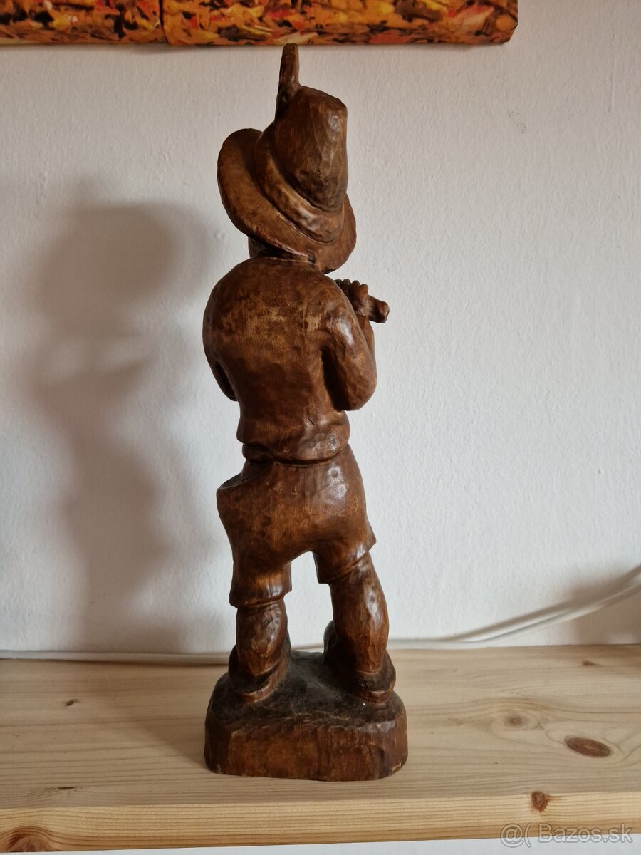 Vyřezávaný chlapec s flétnou - 2