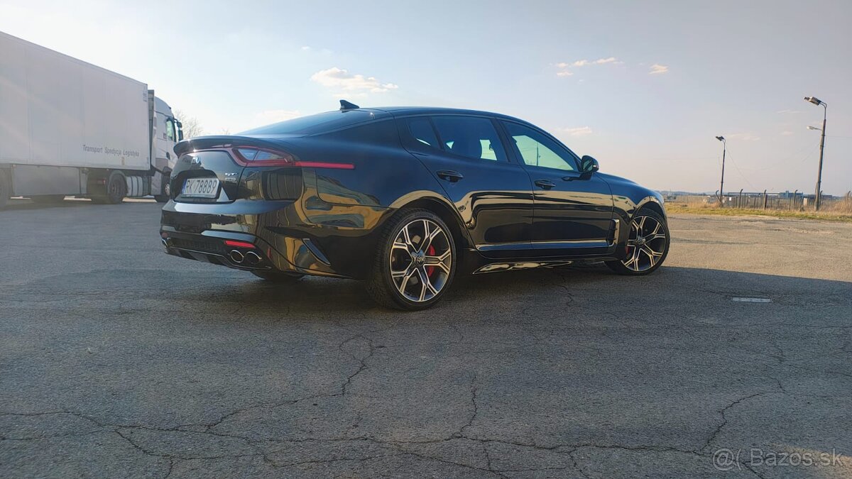 Kia Stinger 3.3 V6 biturbo 4x4 370koni - 2