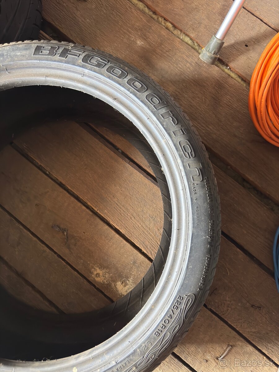 Predam 2x letne pneu 225/40 r18 - 2