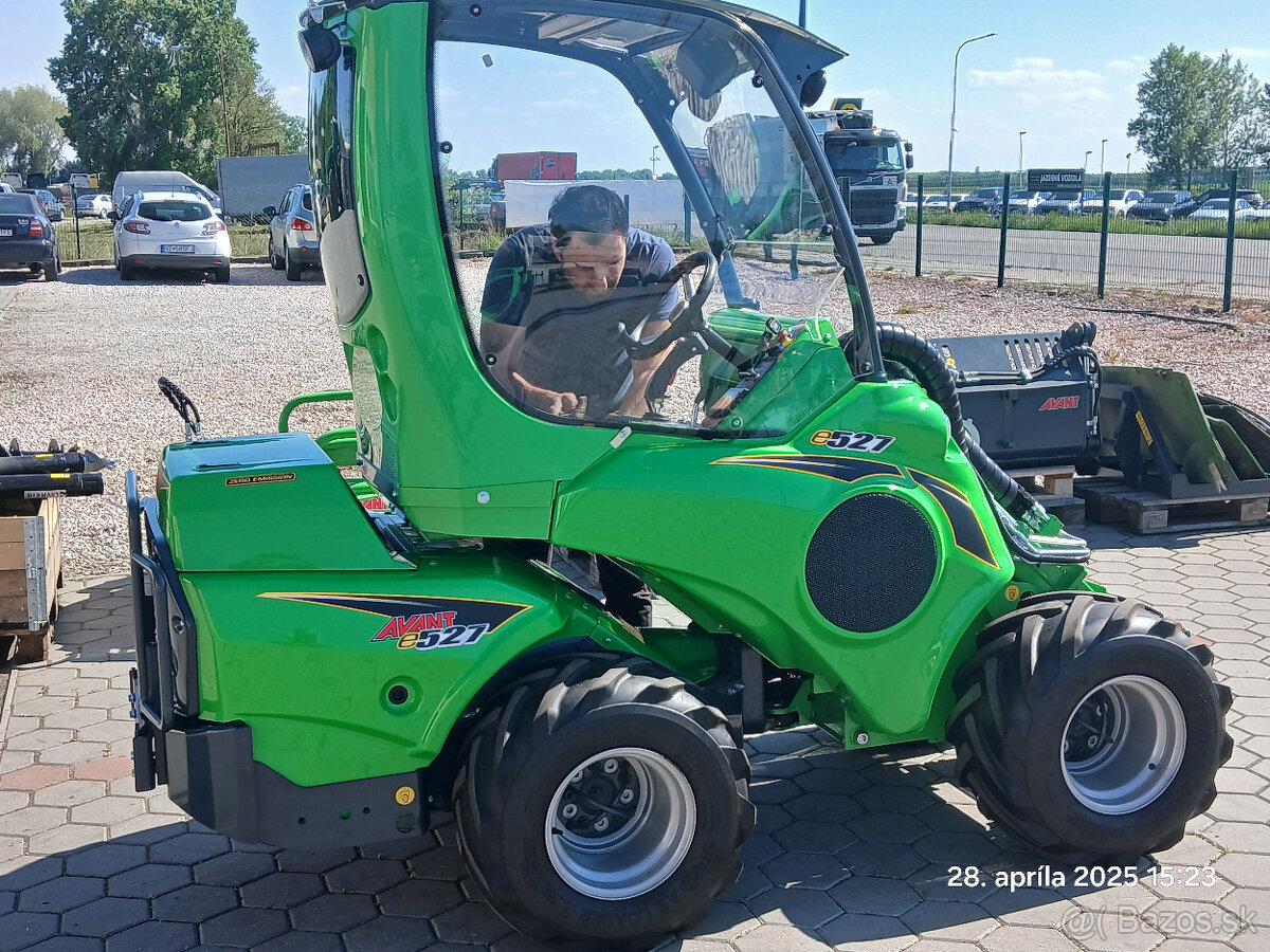 univerzalny teleskopický nakladač AVANT E527 - 2