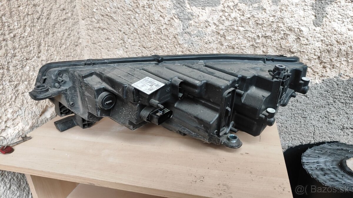 Predám pravé predné svetlo Škoda Octavia 4 - 2