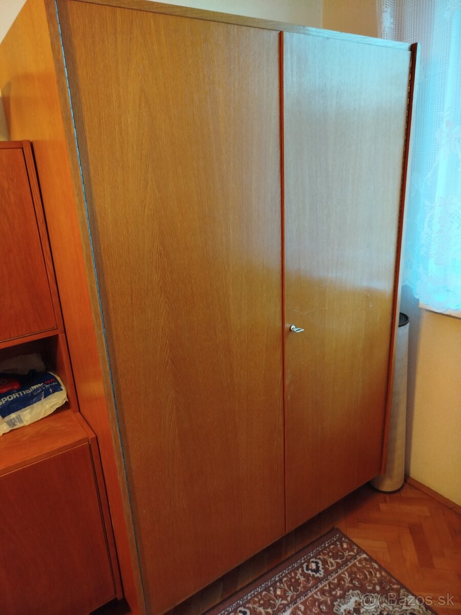 Darujem veľké retro skrine. - 2