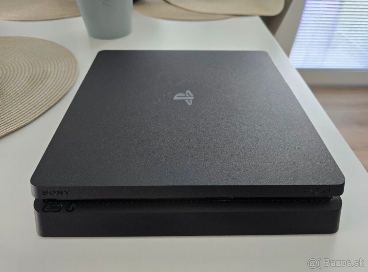 Predám SONY Playstation 4 500GB + dva ovládače - 2