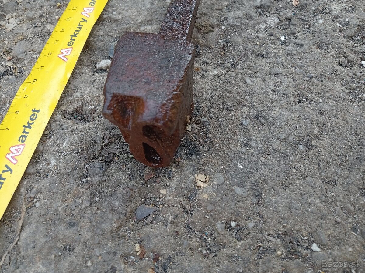 Staré náradie s drevenou rukoväťou - 2