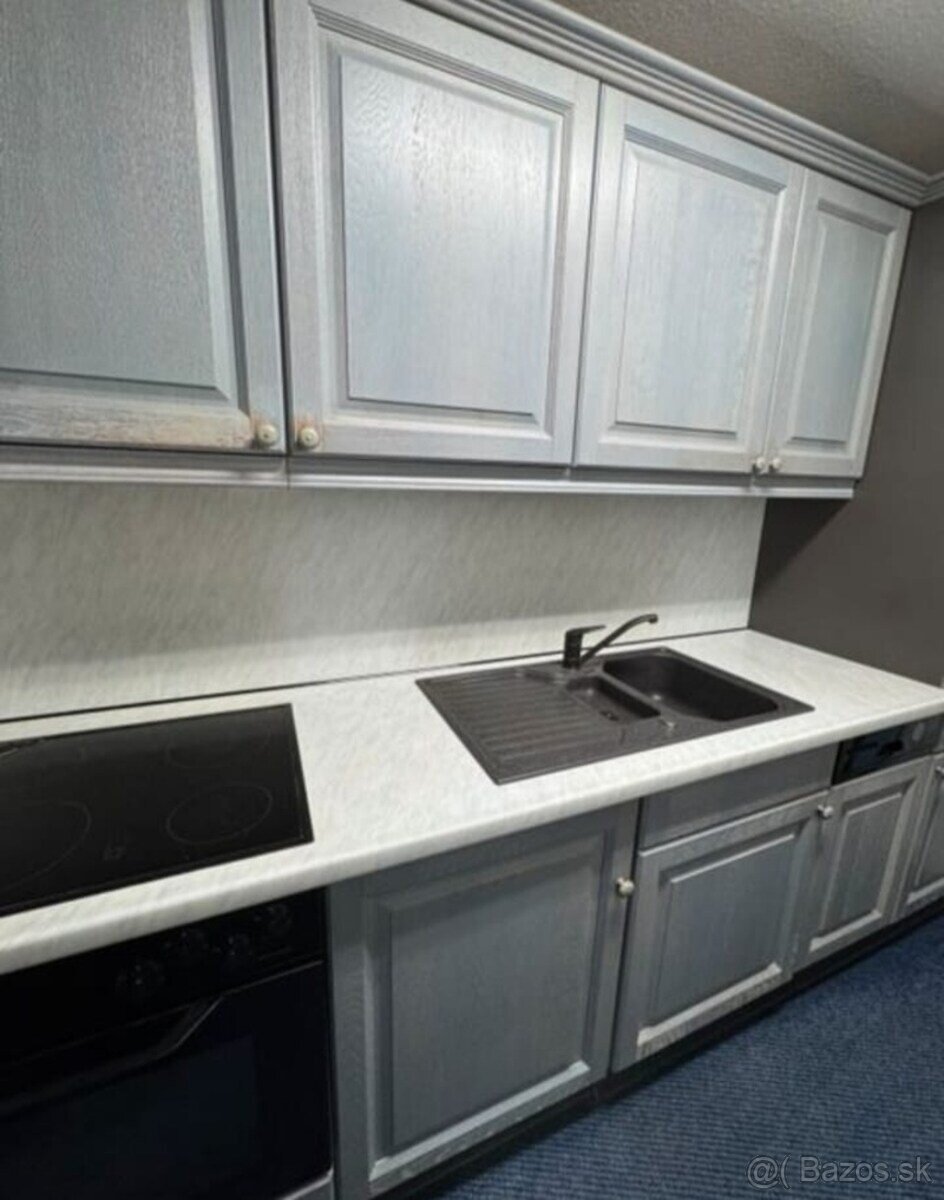 Kuchyně v kouřově modrém odstínu se spotřebiči,5696 - 2