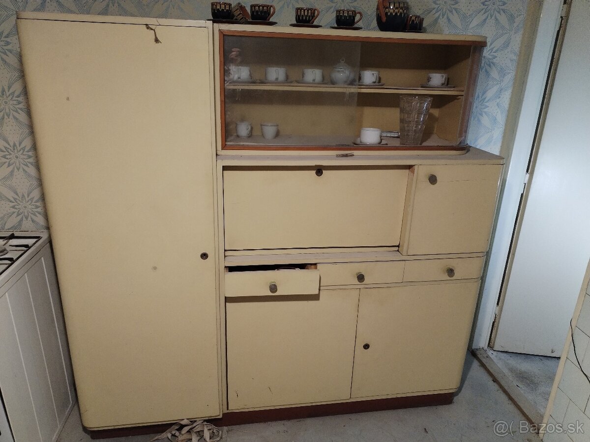 Kredenc starožitností - 2