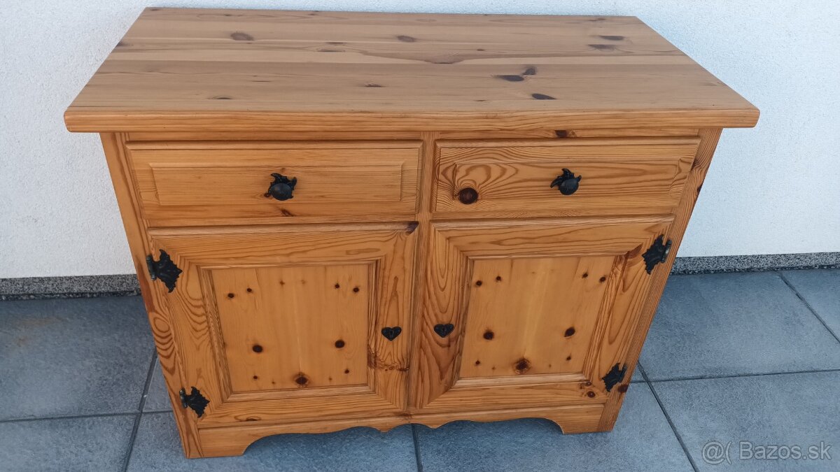 Masivná komoda - 2