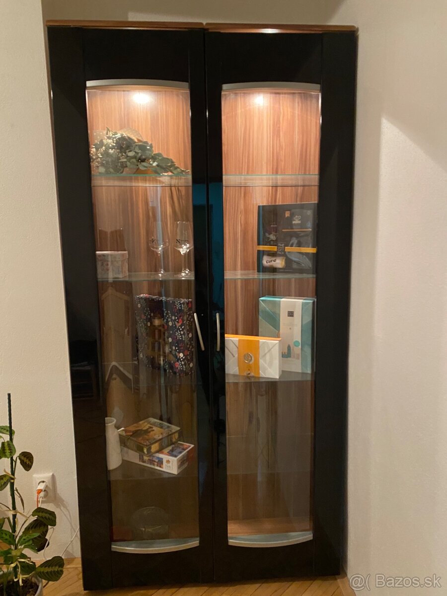Vitrínová skriňa - 2