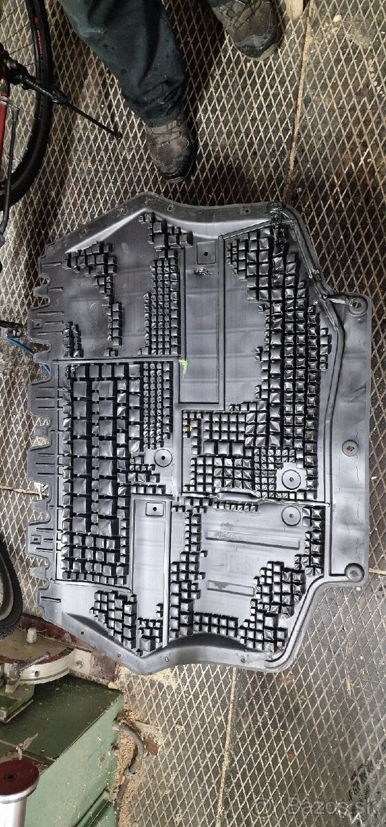 Kryt motora vw škoda - 2