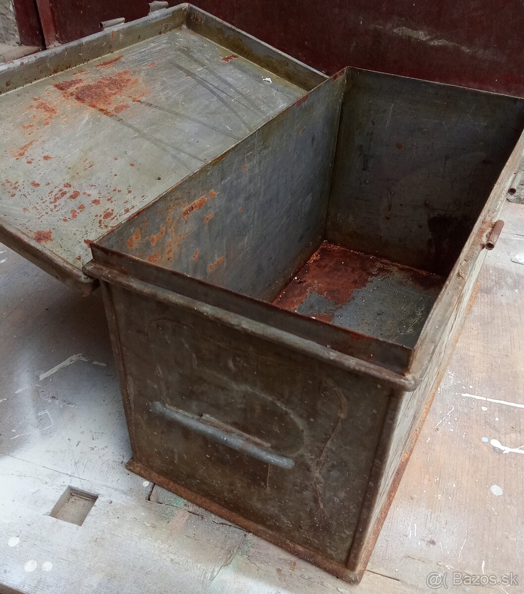 Stara plechova lekarnicka - 2