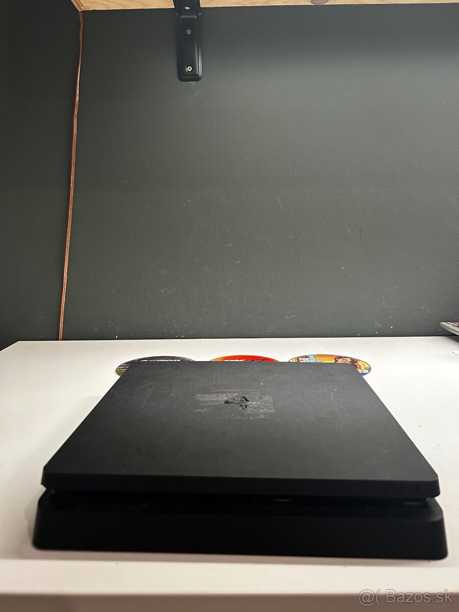 Predám PlayStation 4 – 500GB - 2