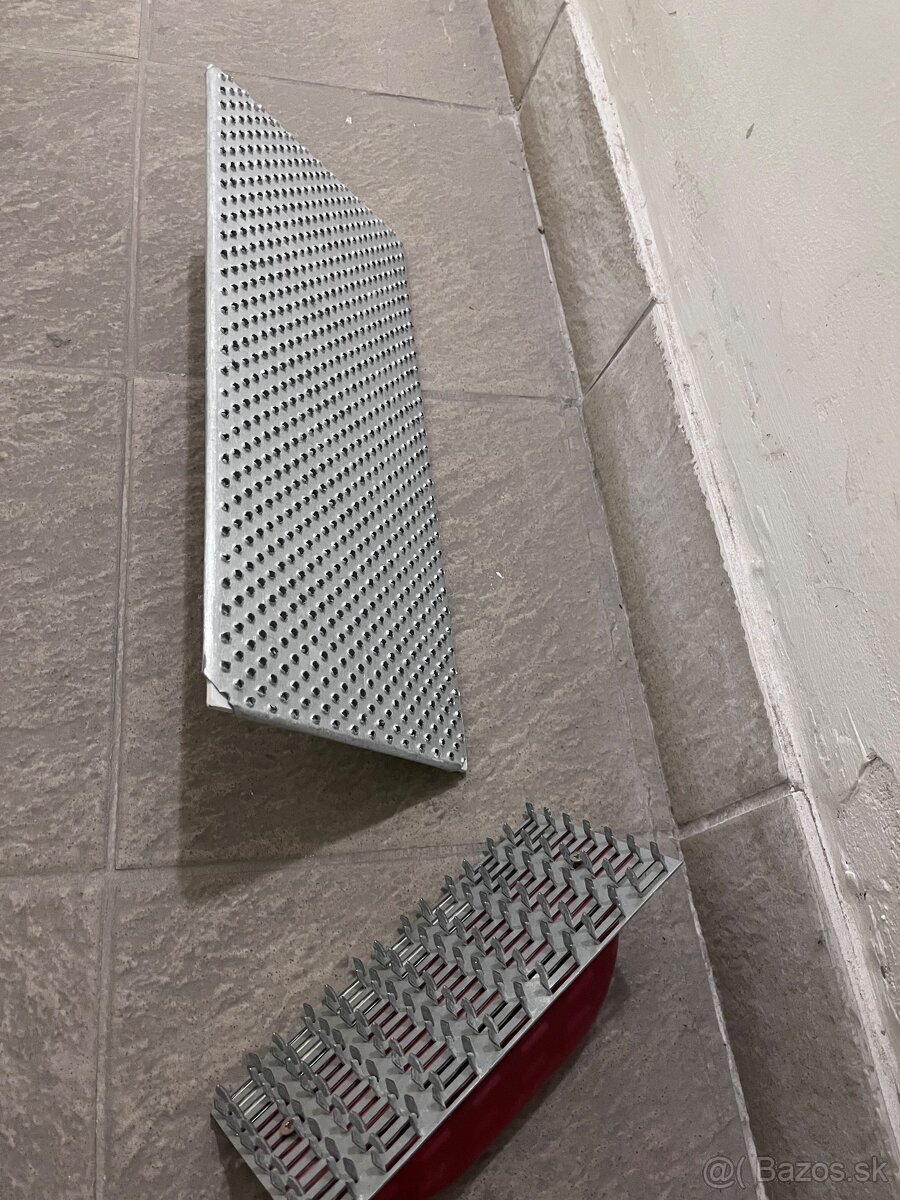 Molitanove kúsky drť ručná brúska na starú omietku - 2