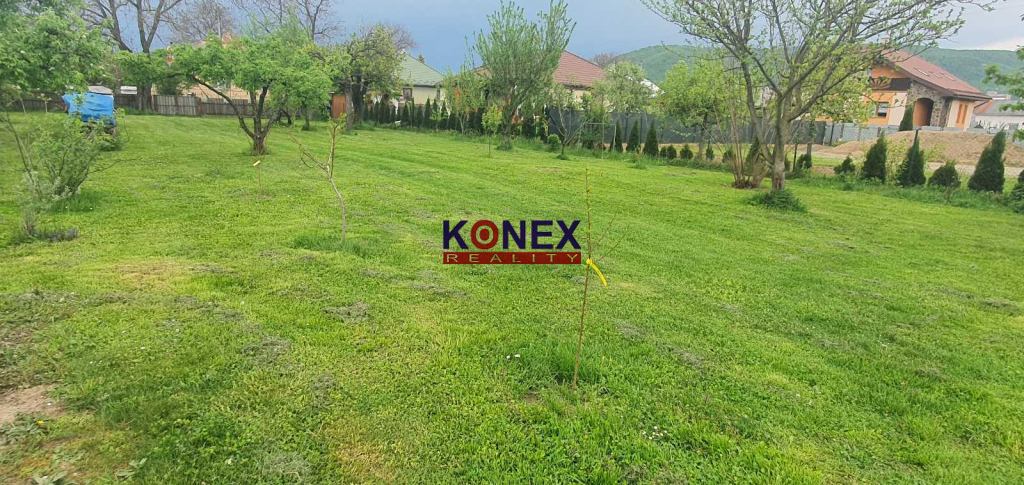 Krásny rovinatý pozemok na výstavbu rodinného domu v Strážsk - 2