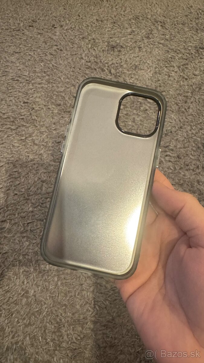 Kryt Karl na iPhone 15 - 2