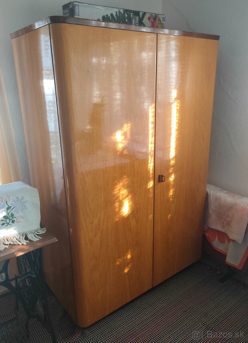 Retro skriňa z masívu 1 - 2