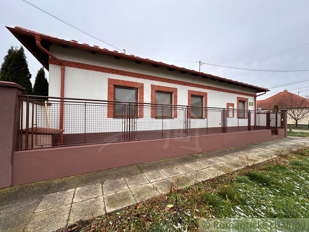 Priestranný rodinný dom v Kolárove – ideálne bývanie aj in - 2