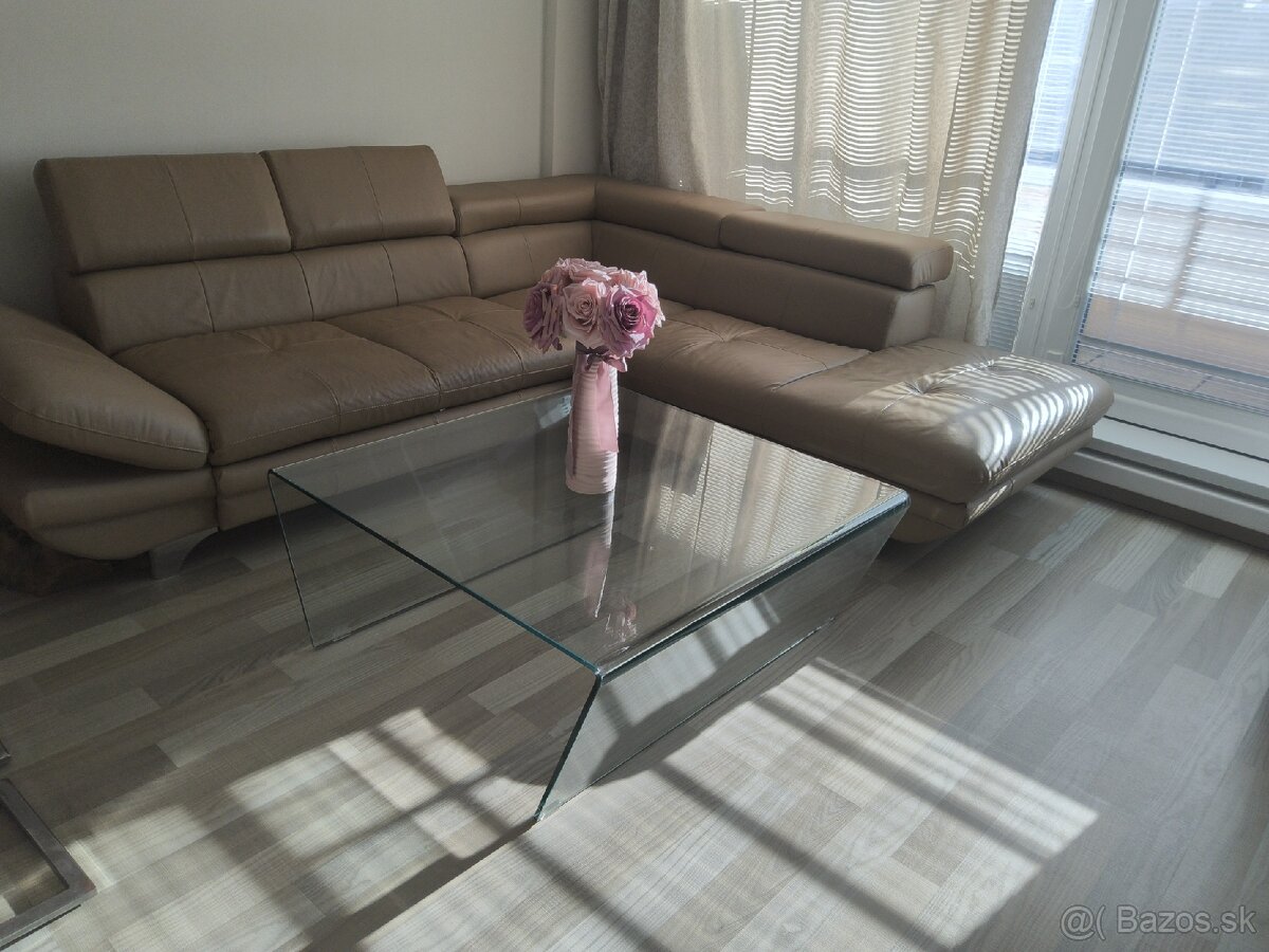 Skleneny stolík - 2