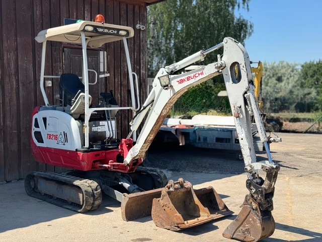 Pásový bagr Takeuchi TB216 - 2