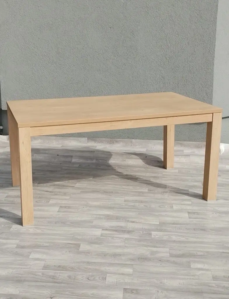 Stôl jednoduchý drevený. - 2