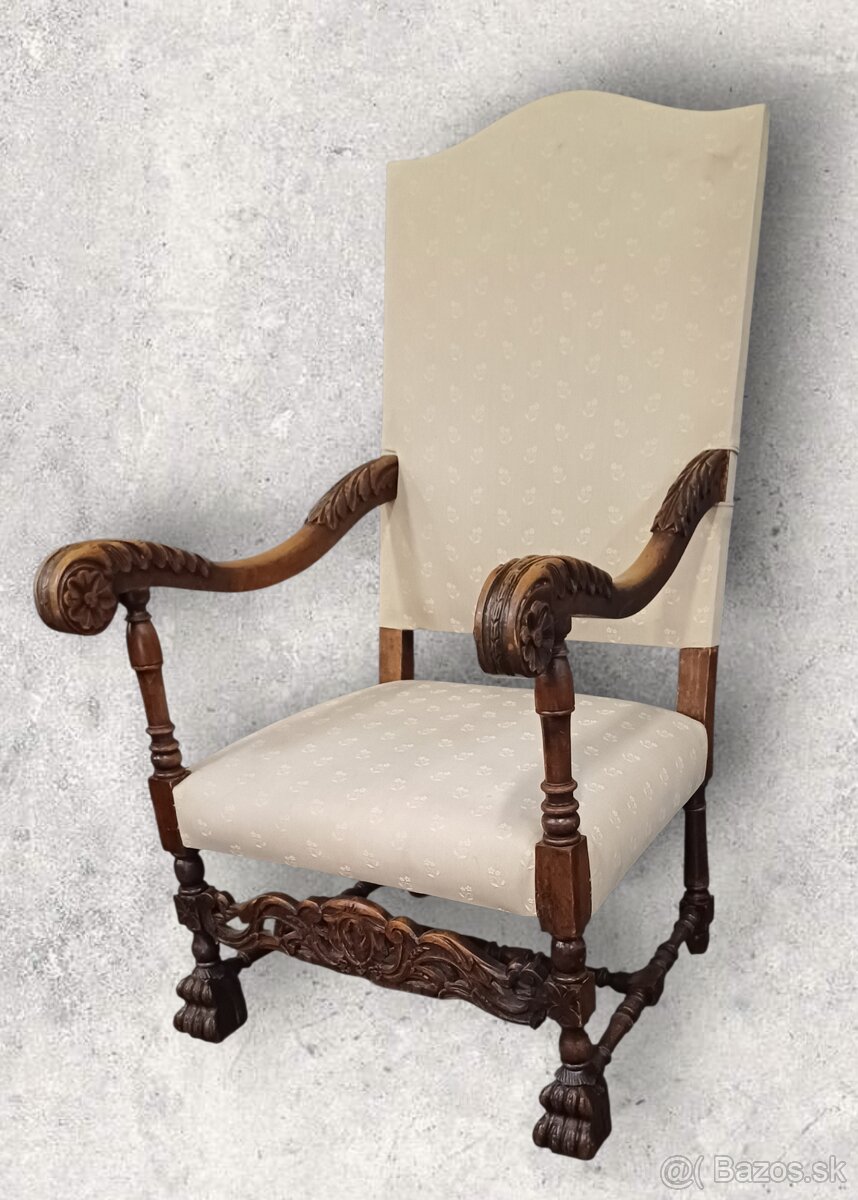 Staroẓ̌itné kreslo - 2