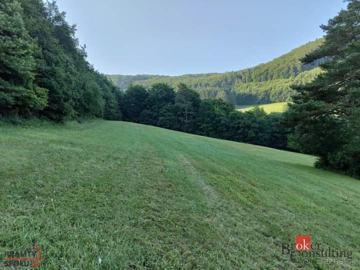 Predám slnečný pozemok pod horou. - 2