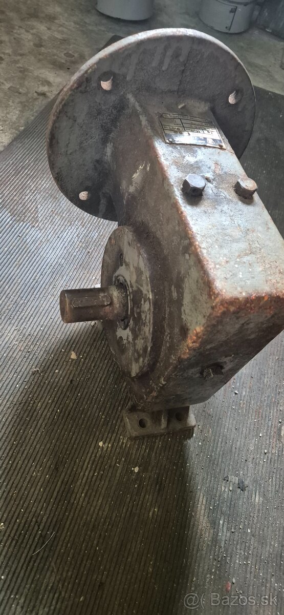 Predám uhlovú prevodovku v pomere 10 ku 1 - 2