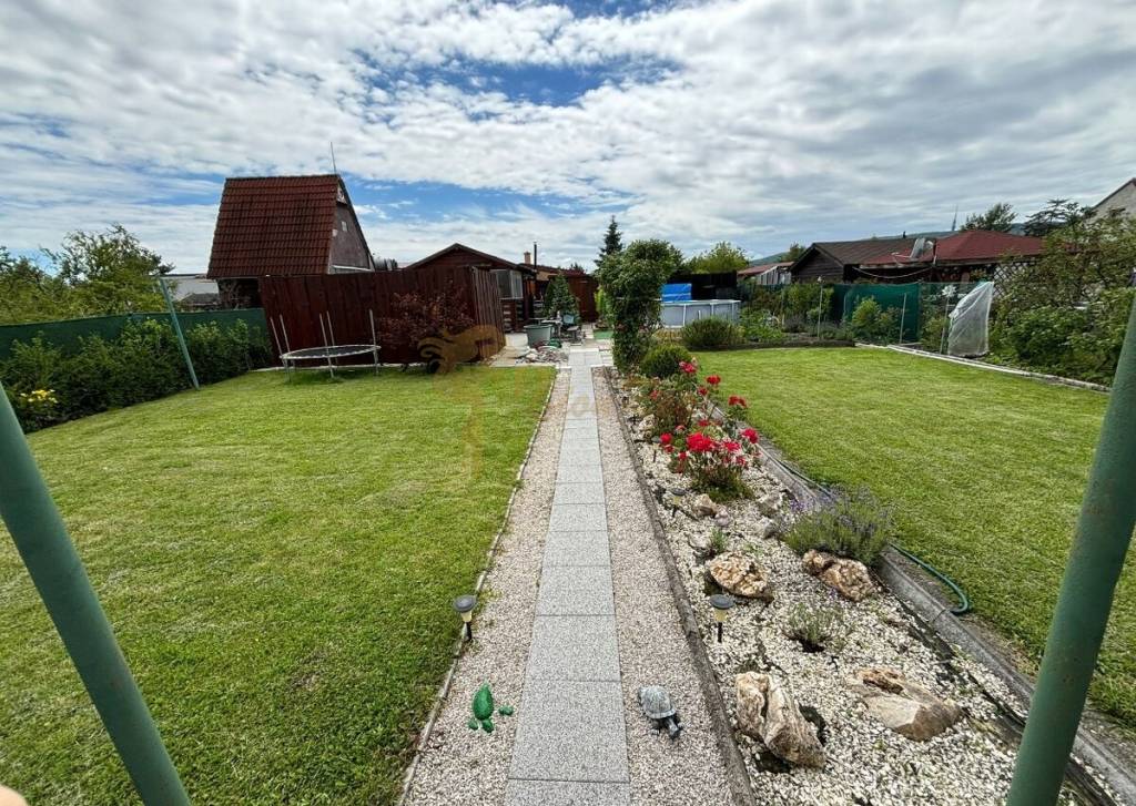 záhrada s drevenou chatou, Žabí majer, BA - Rača - 2