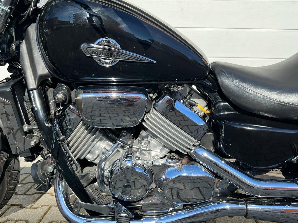 Predám Honda Magna VF750c - 2