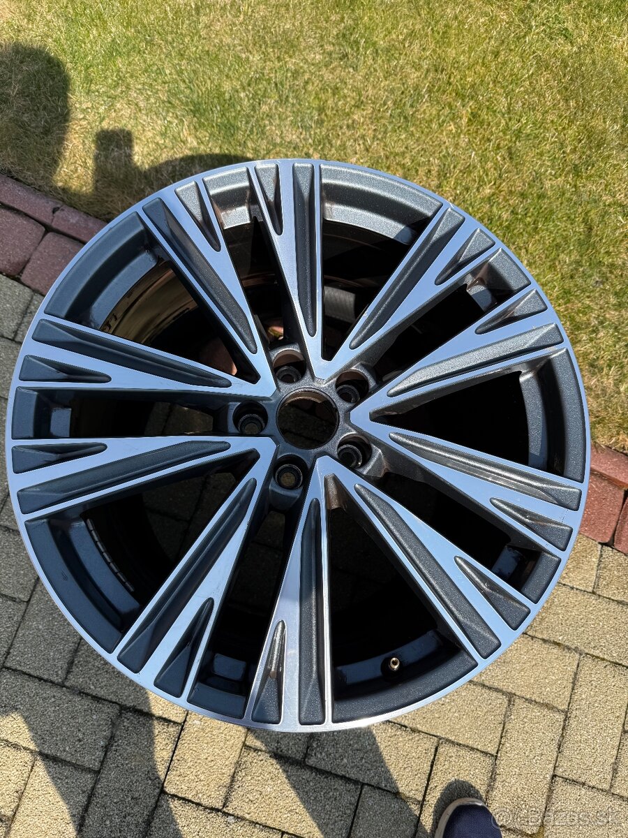AUDI A6 HLINÍKOVÝ DISK R20 4K0601025J - 2