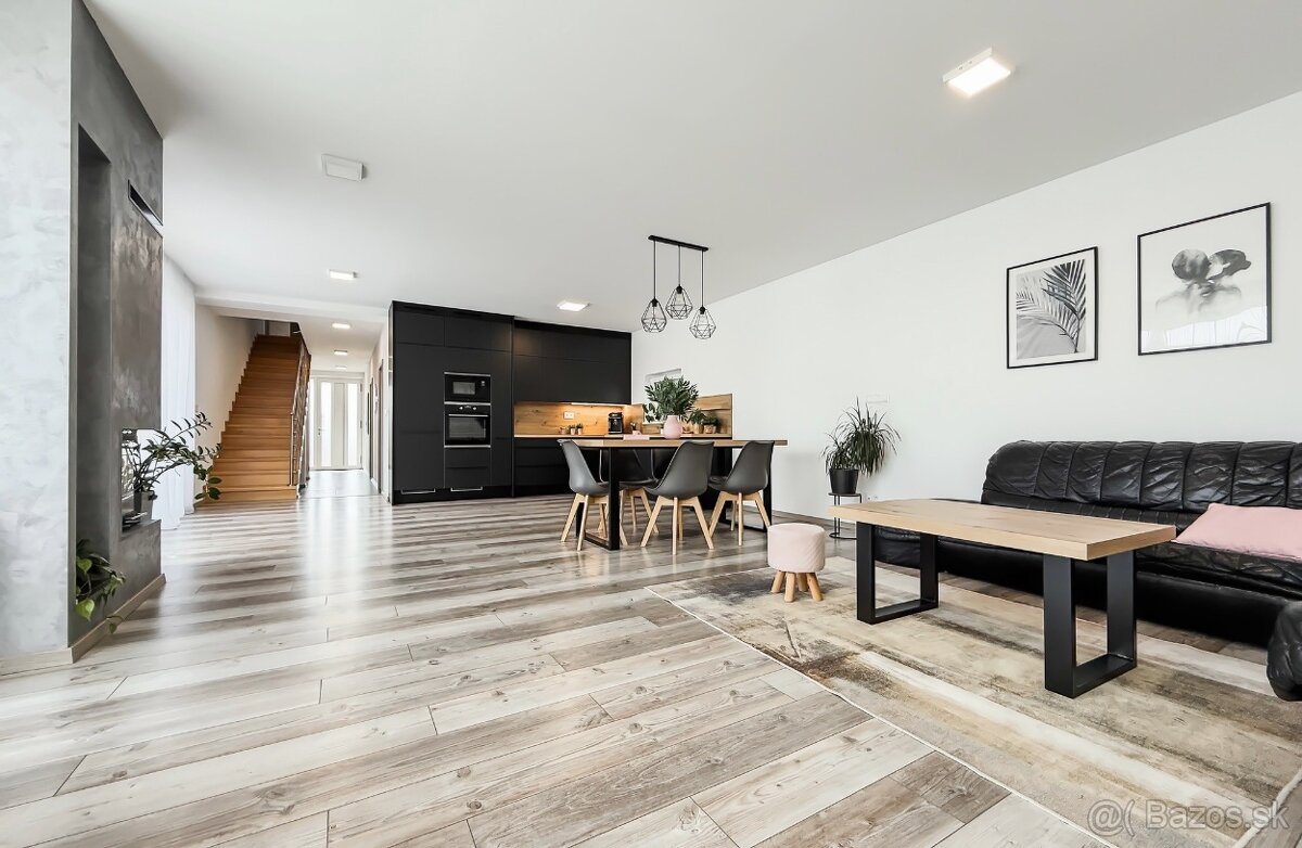 Rodinný dom s dvojgarážou v Špačinciach - 2