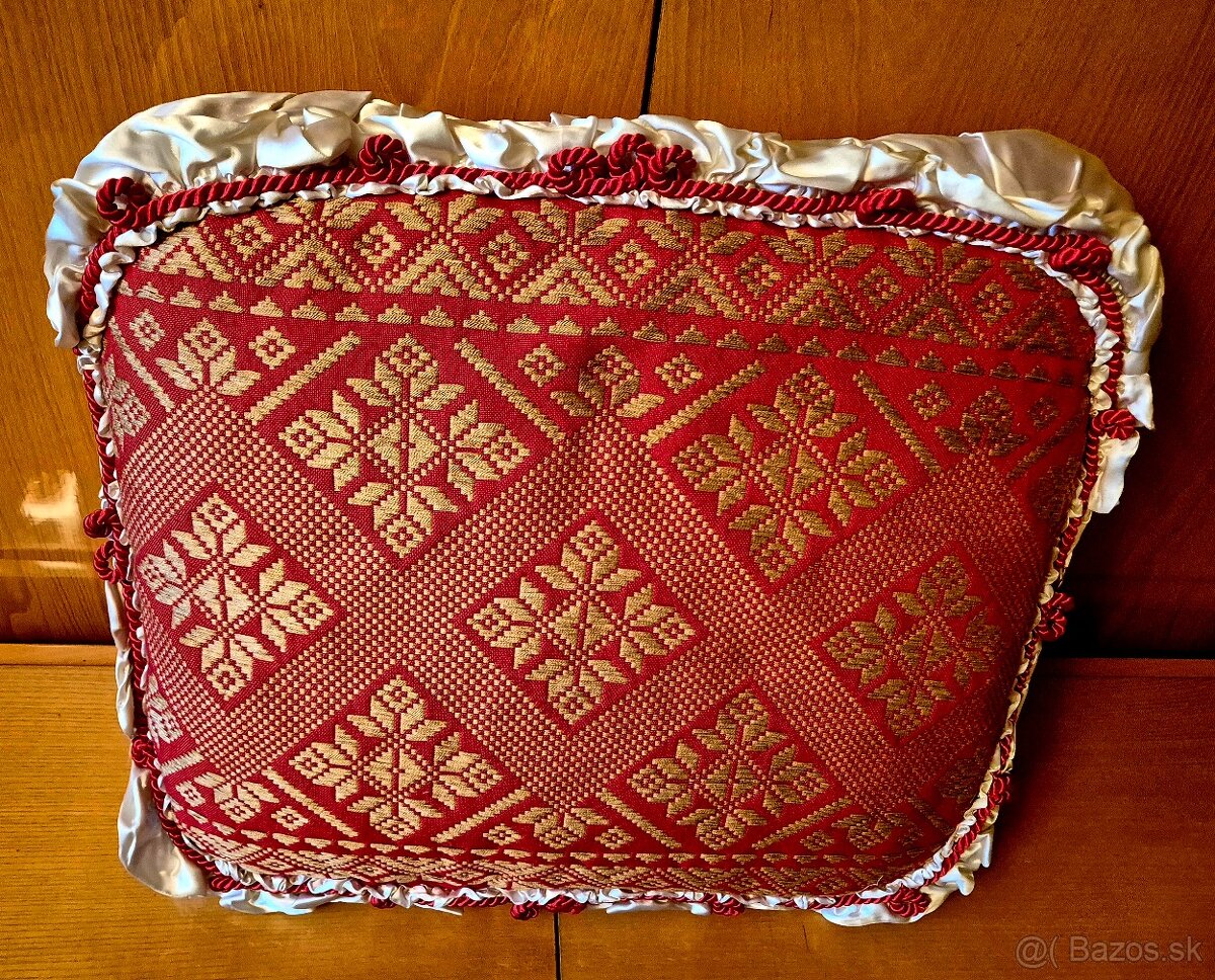 Predám ľudový vyšivyný ozdobný vankúš - 2